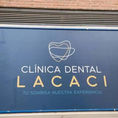 Letrero exterior de Clínica Dental Lacaci con logotipo