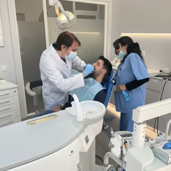 Imagen del interior de la Clínica Dental Lacaci, equipada con tecnología avanzada para atención