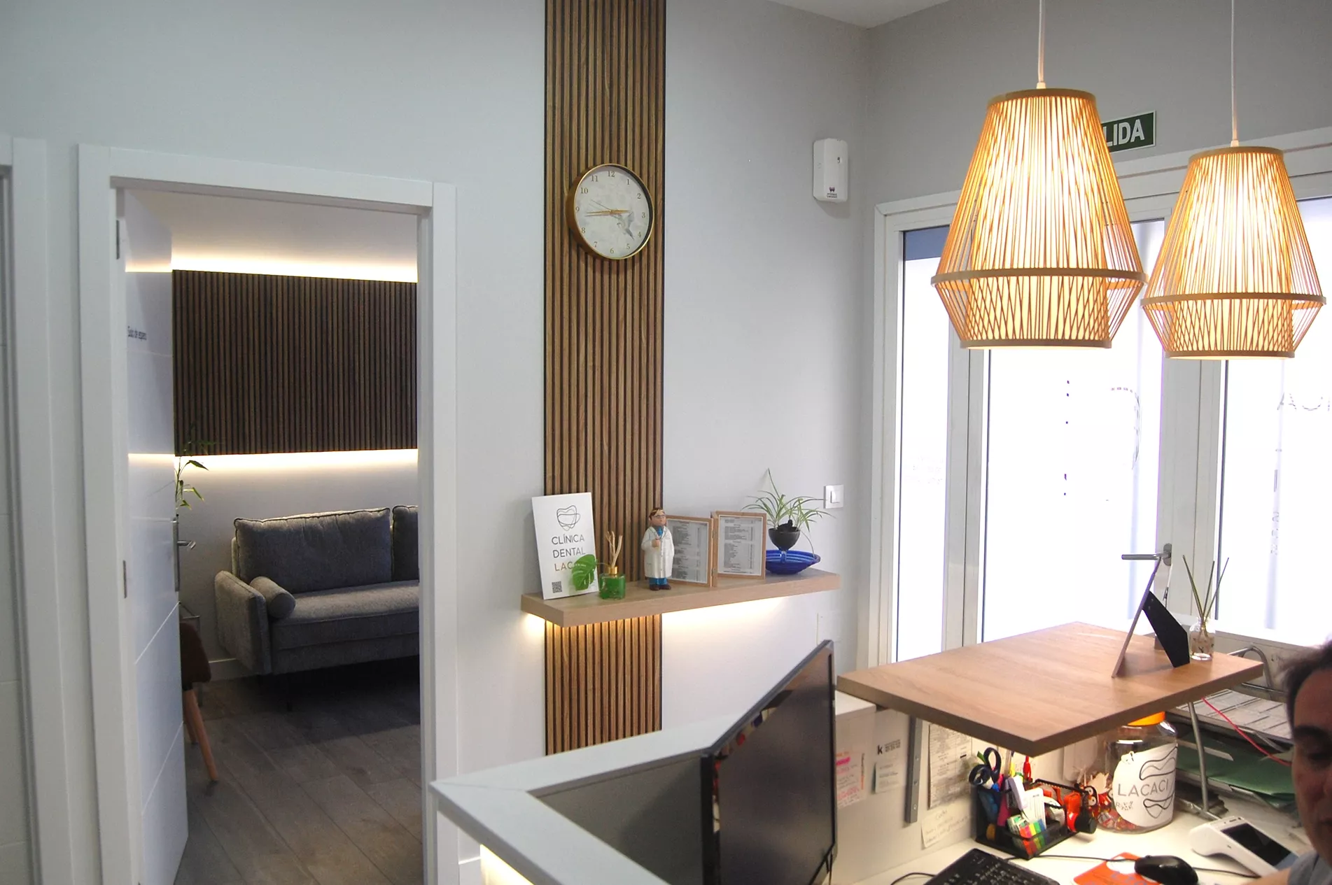 Servicios de odontología en la Clínica Dental Lacaci, ubicada en Alcobendas, especializados en el cuidado dental familiar.