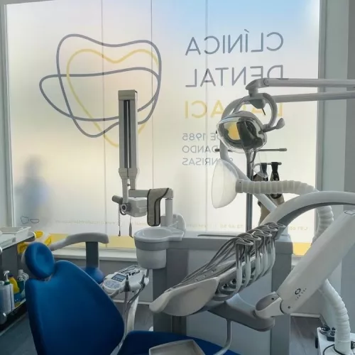 Interior de consultorio dental con silla azul y equipo moderno