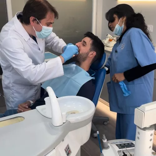 Equipo de profesionales de la Clínica Dental Lacaci, ofreciendo atención odontológica experta.