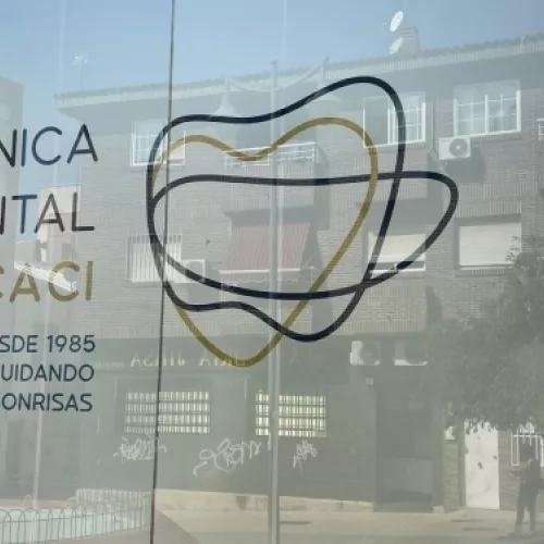 Detalle del vinilo en la ventana de Clínica Dental Lacaci con diseño de diente