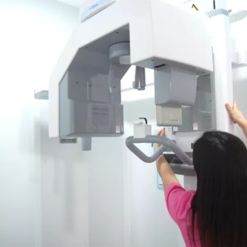 Técnica dental operando máquina de rayos X panorámicos