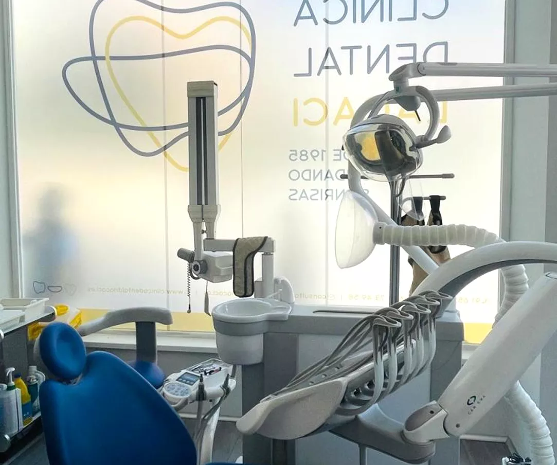 Equipo de profesionales de la Clínica Dental Lacaci, comprometidos con la salud y el bienestar dental de sus pacientes